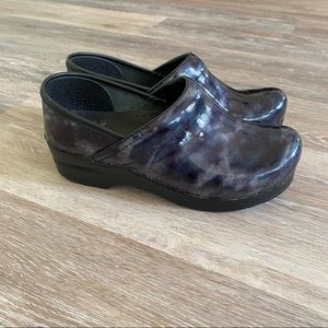 Dansko 37 6.5/7 W clogs Marbled black and blue patent leather nursing shoes
